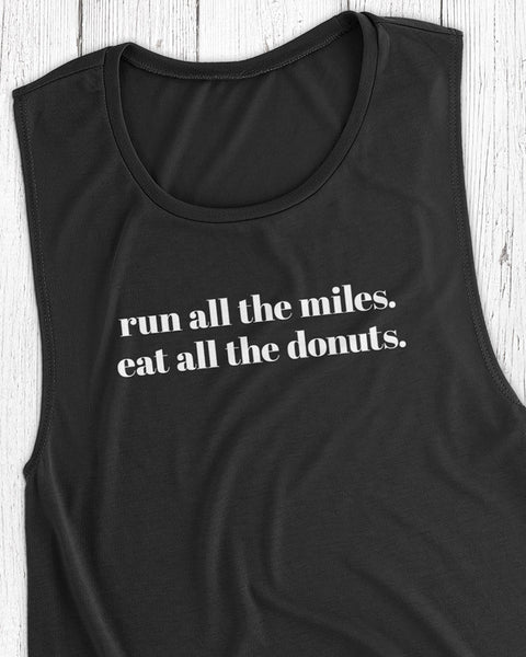 Run all the miles. Eat all the donuts. – Women's Muscle Tank Top